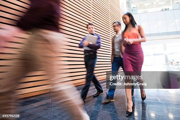 business people walking in modernen büro mit bewegungsunschärfe - motion business speed stock-fotos und bilder