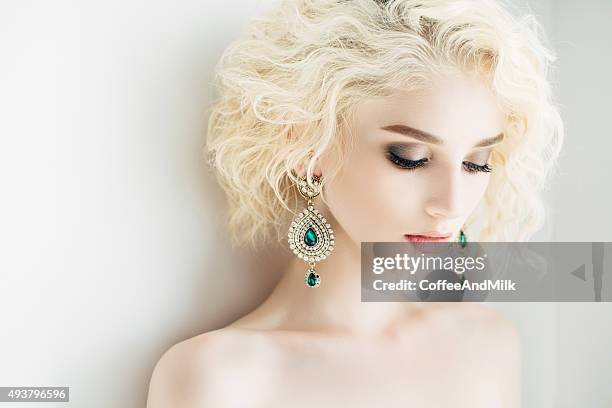 belle femme avec de beaux earings et coiffure - model woman high end photos et images de collection