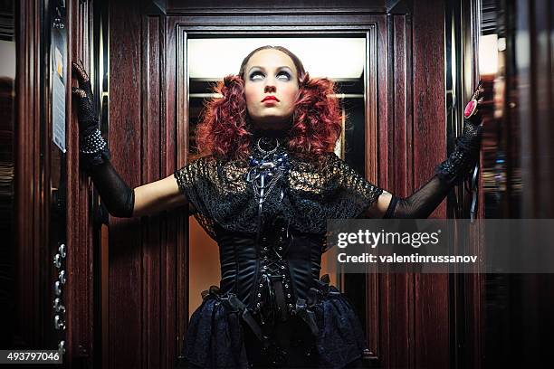 hexe im aufzug. halloween-motiv - young goth girls stock-fotos und bilder