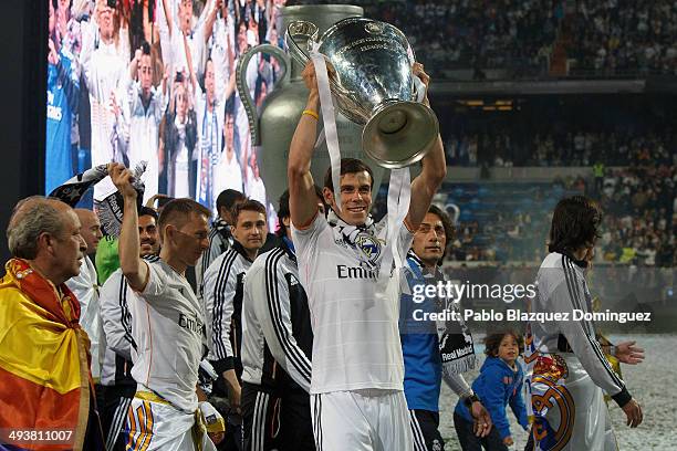 Real Madrid player Gareth Bale lifts the trophy during the Real Madrid celebration the day after winning the UEFA Champions League final at Santiago...