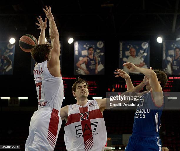 Thomas Heurtel of Anadolu Efes vies with Stanko Barac and Bruno Cerella of EA7 Emporio Armani during Turkish Airlines Euroleague basketball match...