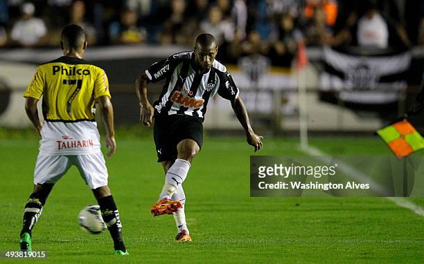 Emerson ConceiÃ§Ã£o of Atletico MG struggles for the ball with Joao Vitor of Criciuma during a match between Atletico MG and Criciuma as part of...