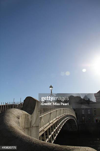 view of the ha'penny bridge in dublin - hapenny bridge stock pictures, royalty-free photos & images