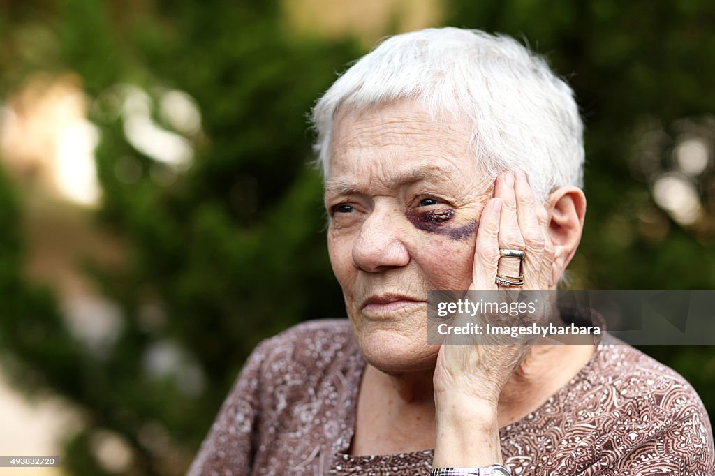Idosos mulher com Olho Preto