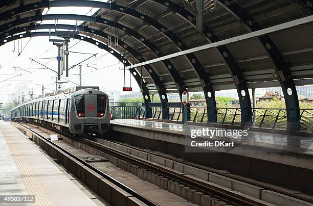 metro de nova deli - metro imagens e fotografias de stock