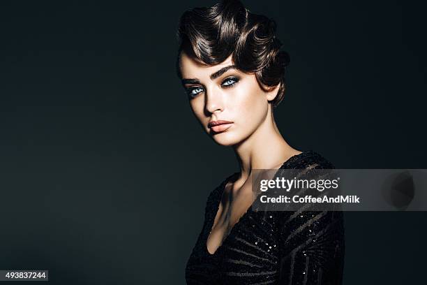 fotografia de estúdio de jovem mulher bonita - alta costura imagens e fotografias de stock