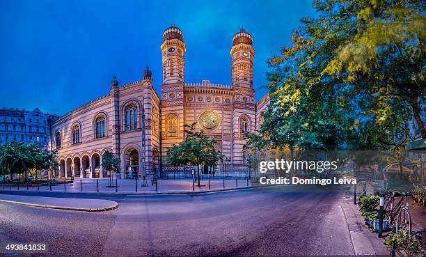 the great synagogue of budapest. - grote-synagoge-boedapest stockfoto's en -beelden