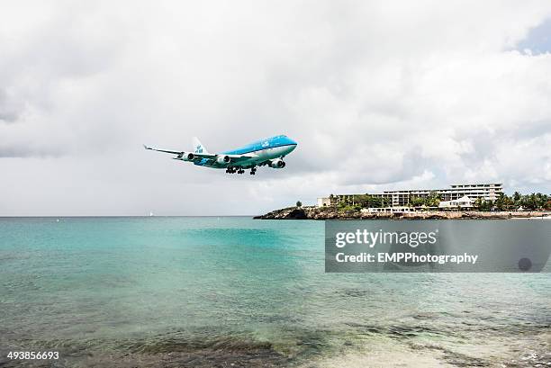 royal dutch airline - klm preparing to land - 747 stock pictures, royalty-free photos & images