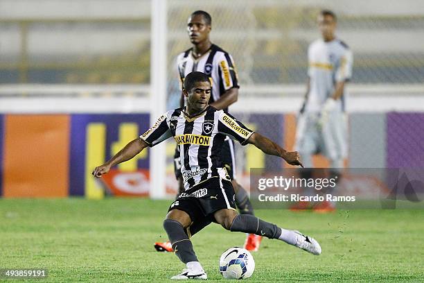Junior Cesar of Botafogo in action during the match between Botafogo and Vitoria as part of Brazilian Series A 2014 at Claudio Moacyr Stadium on May...
