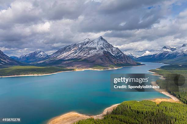 spray lake reservoir luftaufnahme, mount assiniboine provincial park, kanada - fluss bow river stock-fotos und bilder