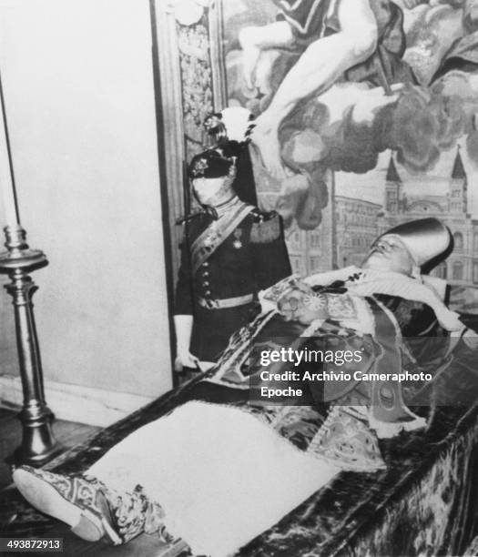 Giovanni XXIII corpse with the Noble Guard June 4 1963.