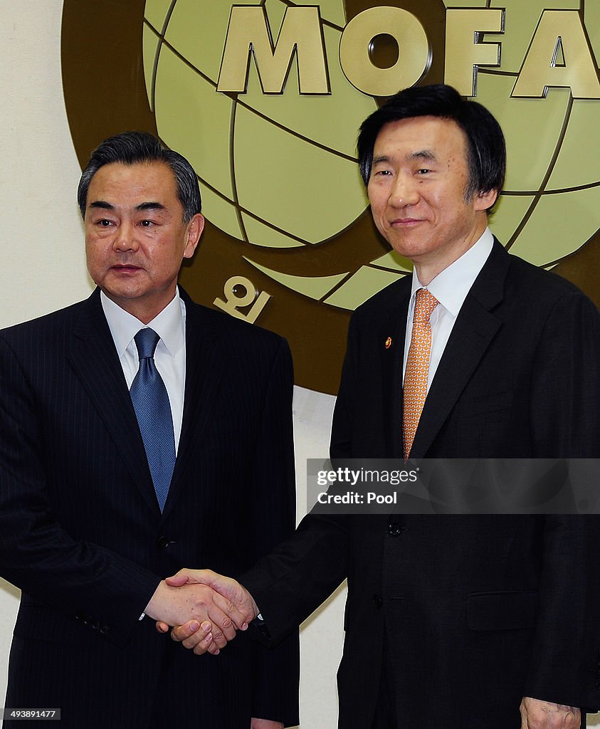 Chinese Foreign Minister Wang Yi Meets South Korean Foreign Minister Yun Byung-se
