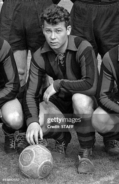 L'attaquant de l'OGC Nice, Just Fontaine, pose en compagnie de ses coéquipiers, le 28 mars 1954 à Colombes, avant le quart de finale de la Coupe de...