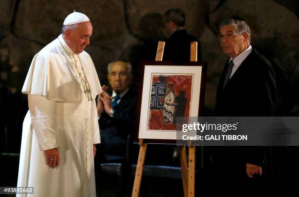 Yad Vashem Chairman, Avner Shalev , presents Pope Francis on May 26 with a replica of a painting "Prayer", created by Abraham Koplowicz in the Lodz...