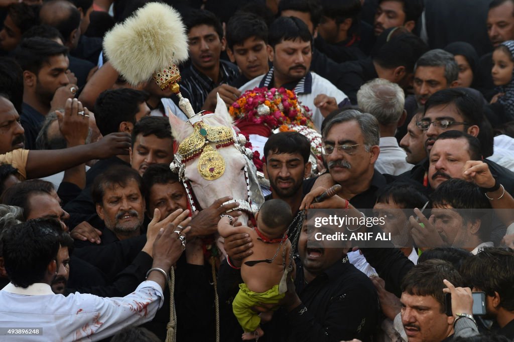 TOPSHOT-PAKISTAN-RELIGION-SHIITE-MOHARRAM