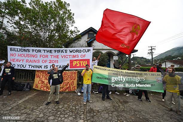 Teachers who demand better working conditions block the arrival of Brazilian national team football players, at the training center Granja Comary in...