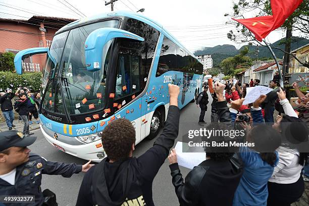 Teachers who demand better working conditions block the arrival of Brazilian national team football players, at the training center Granja Comary in...