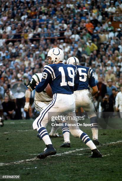 Johnny Unitas of the Baltimore Colts drops back to pass against the New York Jets during Super Bowl III at the Orange Bowl on January 12, 1969 in...