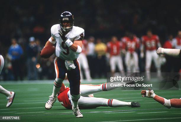 Jim McMahon of the Chicago Bears scrambles with the ball against New England Patriots during Super Bowl XX January 26, 1986 at the Louisiana...