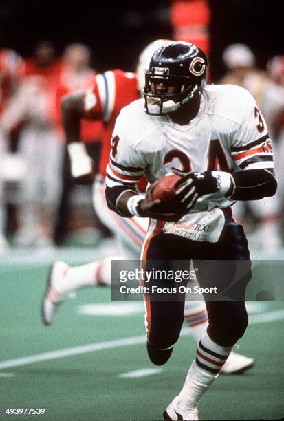 Walter Payton of the Chicago Bears carries the ball against New England Patriots during Super Bowl XX January 26, 1986 at the Louisiana Superdome in...
