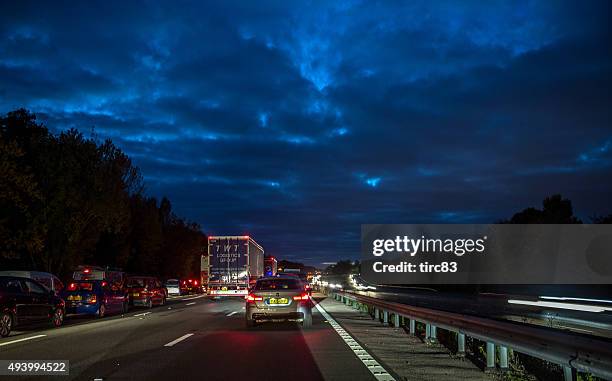 autopista tailback accidente de tráfico - wiltshire fotografías e imágenes de stock
