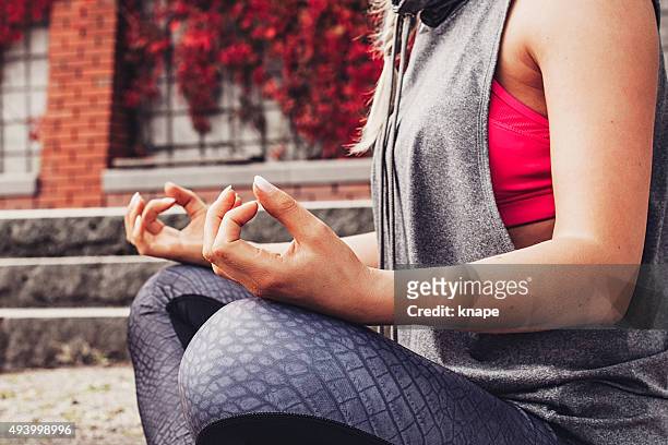 瞑想する女性の手でギャン mudra 街 - ギアナ・ムドラー ストックフォトと画像