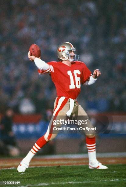 Joe Montana of the San Francisco 49ers drops back to pass against the Miami Dolphins during Super Bowl XIX on January 20, 1985 at Stanford Stadium in...