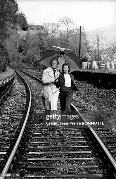 Kirk Douglas et Marlène Jobert sur le tournage du film de Dick Clément 'Les doigts croisés' en avril 1971 en Ecosse, Royaume-Uni.