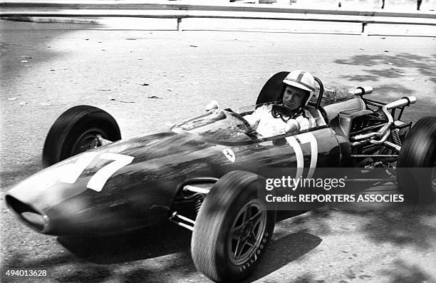 Yves Montand dans une voiture de course le 19 mai 1966 au Grand Prix de Monaco à Monte-Carlo, Monaco.