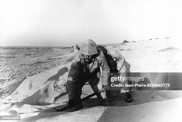 Des soldats Egyptiens creusant des tranchées pendant la guerre du Kippour le 23 octobre 1973 en Egypte.