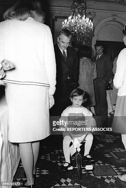 La princesse Stéphanie de Monaco, enfant, joue avec sa nouvelle bicyclette sous le regard de son père, le Prince Rainier III de Monaco, circa 1960.