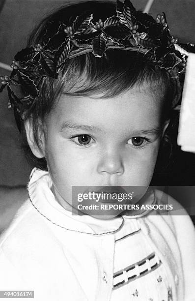 La Princesse Stéphanie de Monaco, enfant, porte une couronne de houx, circa 1960.