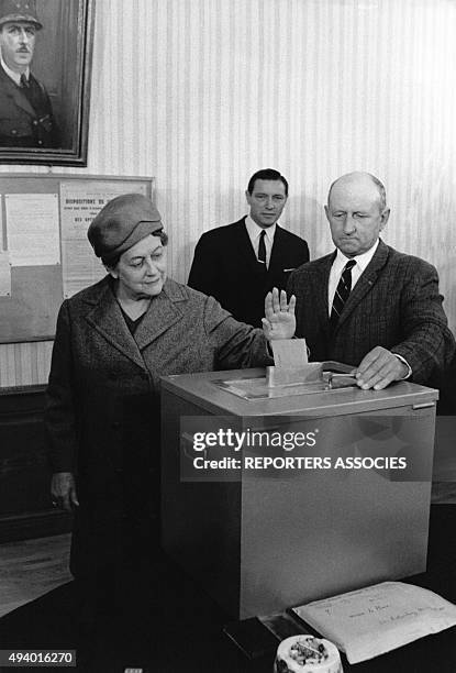 Yvonne de Gaulle dans un bureau de vote, en France.