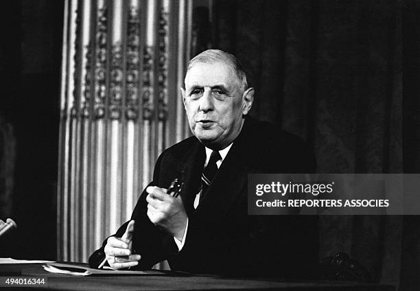Le président de la République Française Charles de Gaulle, pendant une conférence de presse au palais de l'Elysée à Paris, en France.