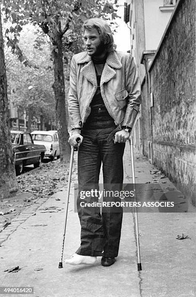 Johnny Hallyday se déplace avec des béquilles, circa 1970, à Paris, France