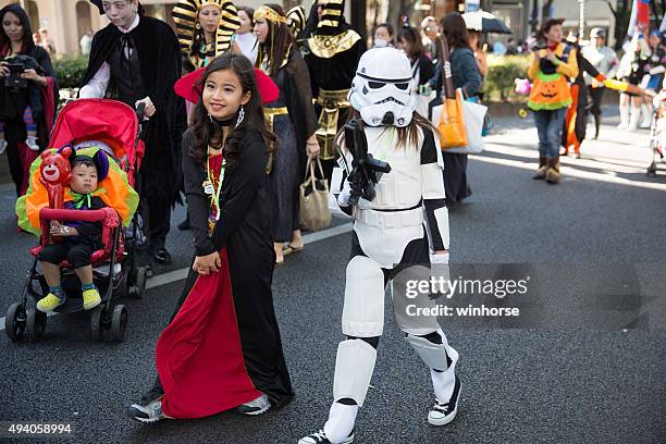 halloween parade at omotesando, tokyo, japan - omotesando tokio stockfoto's en -beelden