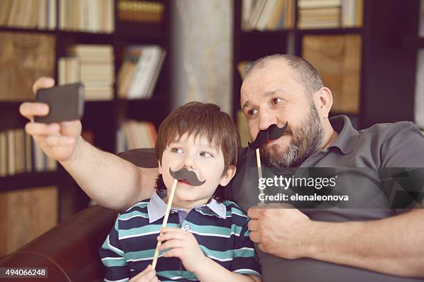 pai e filho pequeno - novembro azul imagens e fotografias de stock