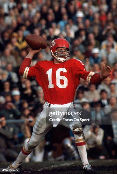 Len Dawson of the Kansas City Chiefs drops back to pass against the Minnesota Vikings during Super Bowl IV on January 11, 1970 at Tulane Stadium in...