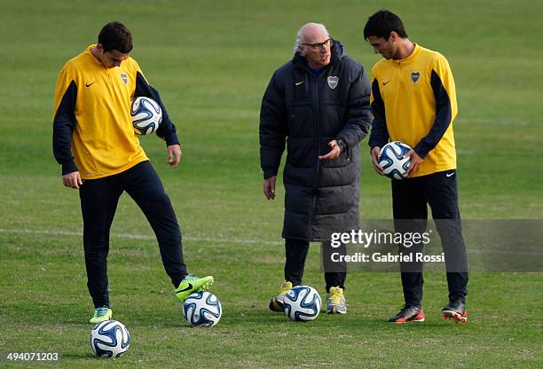 Carlos Bianchi, head coach of Boca Juniors, gives instructions to his players during a training session at Casa Amarilla on May 27, 2014 in Buenos...