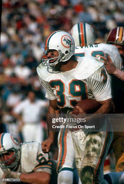 Larry Csonka of the Miami Dolphins carries the ball against the Washington Redskins during Super Bowl VII at the Los Angeles Memorial Coliseum in Los...