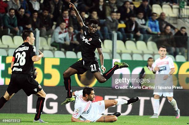 Marco Borriello of Carpi FC competes the ball with Amadou Diawara of Bologna FC during the Serie A match between Carpi FC and Bologna FC at Alberto...