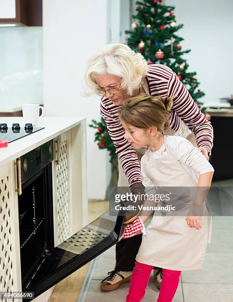 mamma e grandaughter si preparano la torta per natale-kugelhopf - christmas cake foto e immagini stock