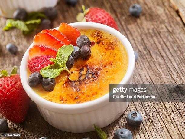 creme brulee with fresh fruit - fooding stock pictures, royalty-free photos & images