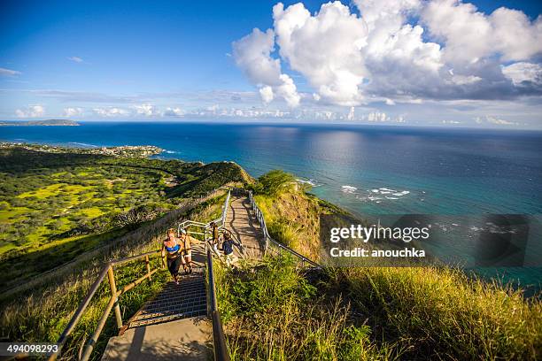sendero para el cráter de diamond head, oahu, hawai - cráter de meteorito fotografías e imágenes de stock