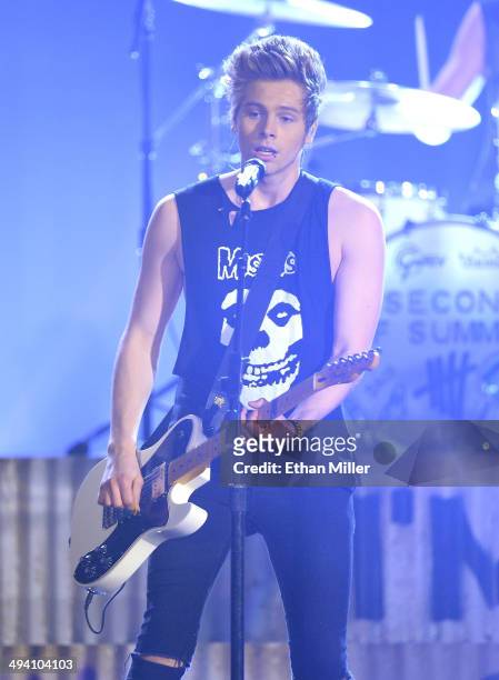 Frontman Luke Hemmings of 5 Seconds of Summer performs during the 2014 Billboard Music Awards at the MGM Grand Garden Arena on May 18, 2014 in Las...