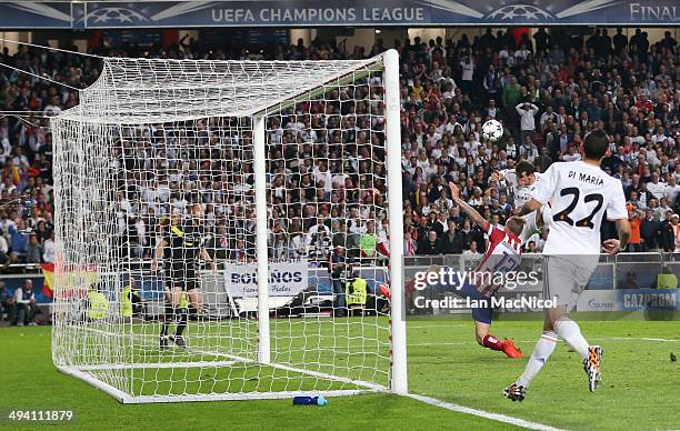 Gareth Bale of Real Madrid scores during the UEFA Champions League Final match between Real Madrid and Athletico Madrid at The Estadio da Luz on May...