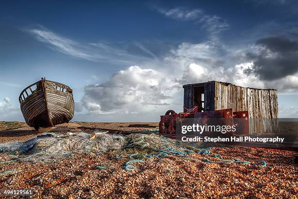 abandonedffishing boat and hut - dungeness stockfoto's en -beelden