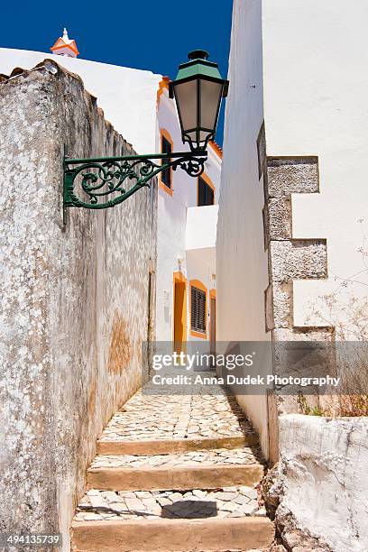 street in alte, portugal. - alte fotos stockfoto's en -beelden