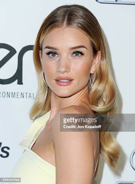 Model Rosie Huntington-Whiteley arrives at Environmental Media Association Hosts Its 25th Annual EMA Awards Presented By Toyota And Lexus at Warner...