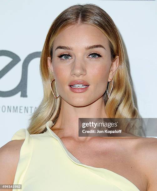 Model Rosie Huntington-Whiteley arrives at Environmental Media Association Hosts Its 25th Annual EMA Awards Presented By Toyota And Lexus at Warner...